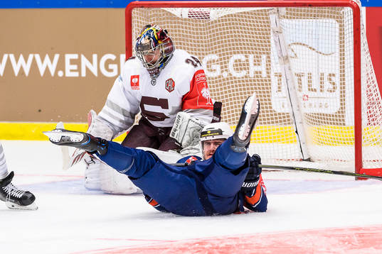 Växjös Dennis Everberg faller framför Sparta Prags