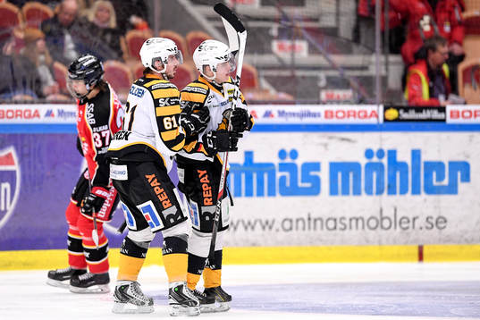 Skellefteås Sebastian Aho och Fredrik Lindgren jublar