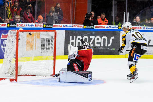 Skellefteås Joakim Lindström gör mål på straff bakom