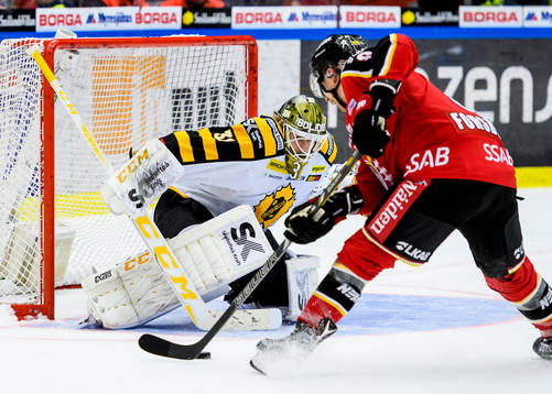 Skellefteås målvakt Joni Ortio räddar en straff från