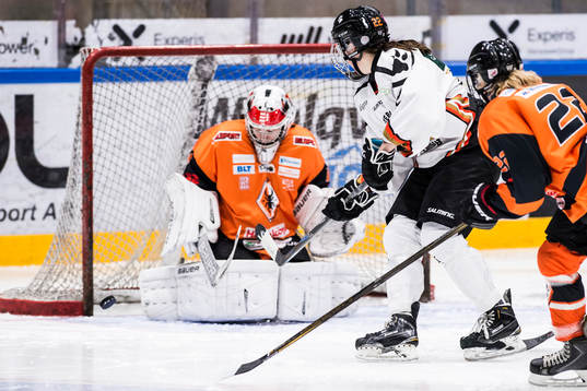 Göteborgs Alison Campbell framför Karlskronas målvakt