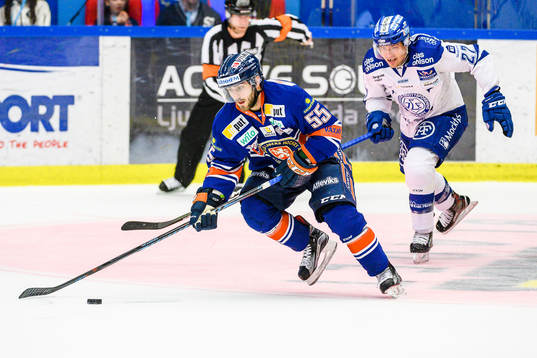 Växjös Nick Bailen jagas av Leksands Eric Castonguay
