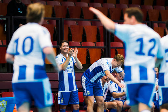 IFK Göteborgs Jonas Lunden och Kennet Andersson jublar när Tord Holmgren (ej i bild) gjort 1-0-målet i en uppvisningsmatch mellan gamla profiler i IFK Göteborg och Västra Frölunda