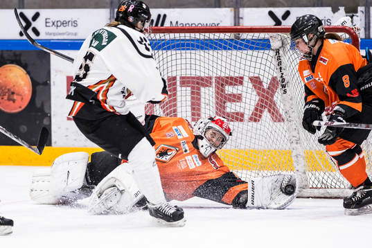 Karlskronas målvakt Aniko Nemeth räddar