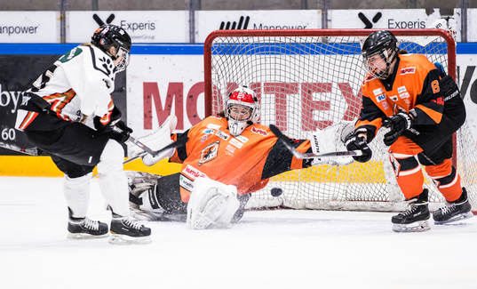 Göteborgs Hanna Rutström oroar framför Karlskronas