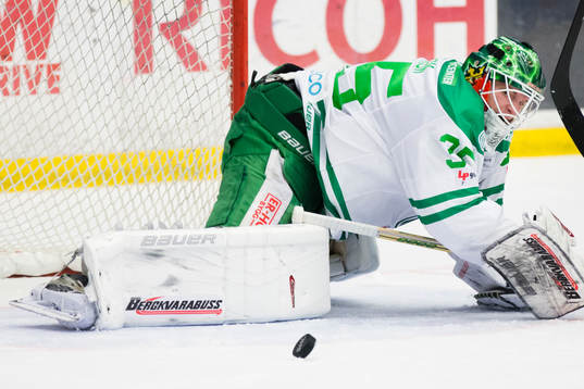 Rögles målvakt Oscar Dansk har blicken på pucken