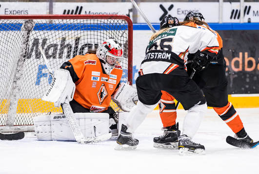 Göteborgs Hanna Rutström oroar framför Karlskronas