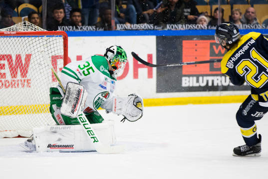 s Mattias Tedenby (h) gör 5-2 på straff mot Rögles