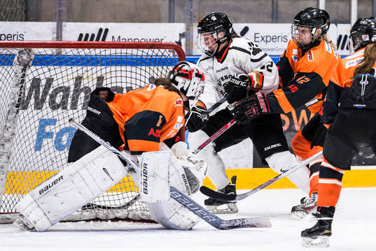 Karlskronas målvakt Aniko Nemeth, Göteborgs Alison