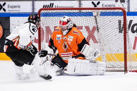 Göteborgs Lindsey Cunningham utmanar framför Karlskronas