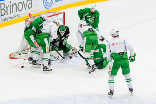 Oroligt framför Rögles målvakt Oscar Dansk