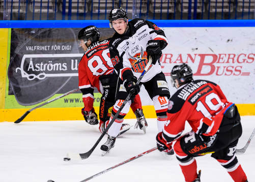 Hudiksvalls Anton Åman med pucken