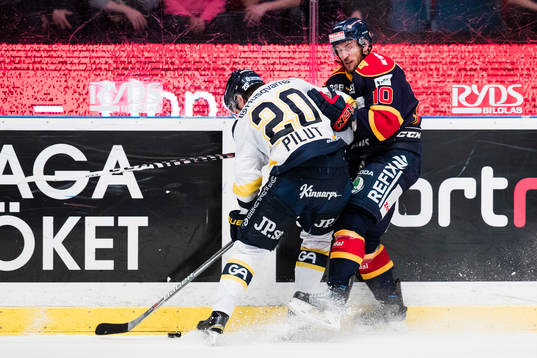 s Lawrence Pilut i kamp om pucken med Djurgårdens Jeff