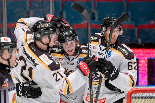 Panterns Alex Wemmenborn jublar med lagkamrater