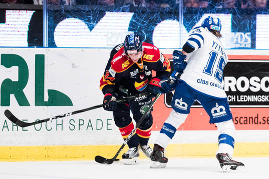 Djurgårdens Daniel Brodin i kamp om pucken med Leksands