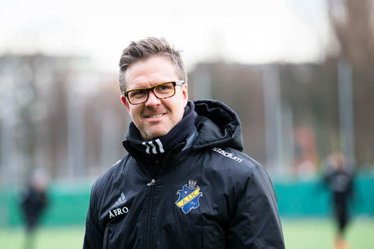 s tränare Rikard Norling under en träningsmatch i fotboll mellan Vasalund och AIK den 21 Januari 2017 i Stockholm. 
