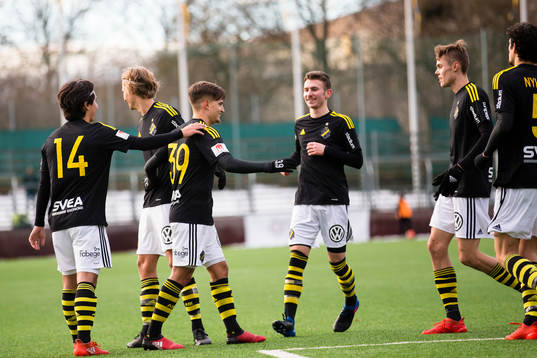 s Amin Affane gör 0-4 och gratuleras av lagkamrater under en träningsmatch i fotboll mellan Vasalund och AIK den 21 Januari 2017 i Stockholm. 