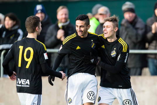 s Albin Linnér (h) gör 0-3 och firar med lagkamrater under en träningsmatch i fotboll mellan Vasalund och AIK den 21 Januari 2017 i Stockholm. 