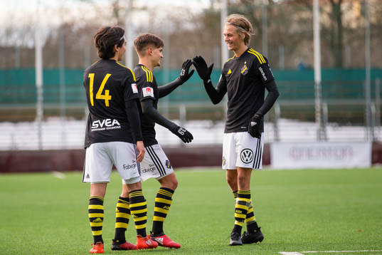 s Amin Affane (m) gör 4-0 och gratuleras av lagkamrater under en träningsmatch i fotboll mellan Vasalund och AIK den 21 Januari 2017 i Stockholm. 