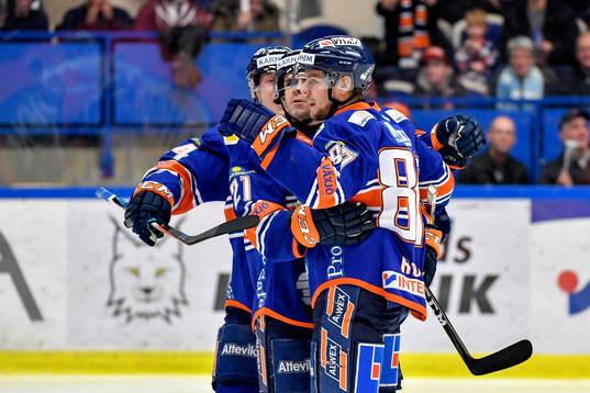 Växjös Robert Rosén jublar med lagkamrater