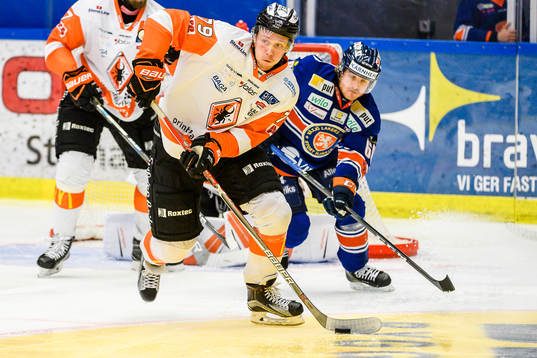 Karlskronas Emil Lundberg jagas av Växjös Erik Josefsson