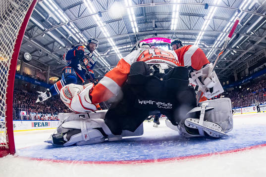 Växjös Ville Leino styr in 4-0 pucken bakom Karlskronas