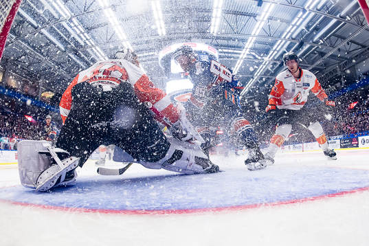 Växjös Liam Reddox oroar framför Karlskronas målvakt