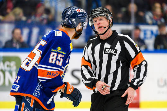 Växjös Liam Reddox pratar med Domare Pehr Claesson