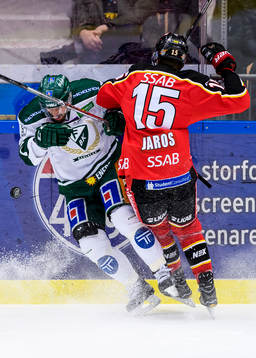 Luleås Christian Jaros tacklar Färjestads Jonas Holös