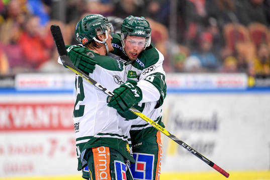 Färjestads Alexander Johansson och Magnus Nygren jublar