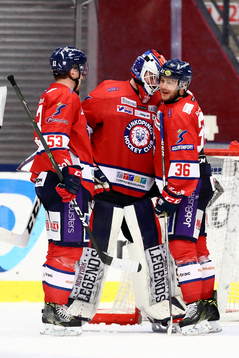 Linköpings Niklas Fogström och Eddie Larsson kramar om