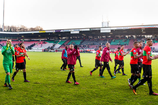 Nijmegens Jordan Larsson och lagkamraterna tackar publiken