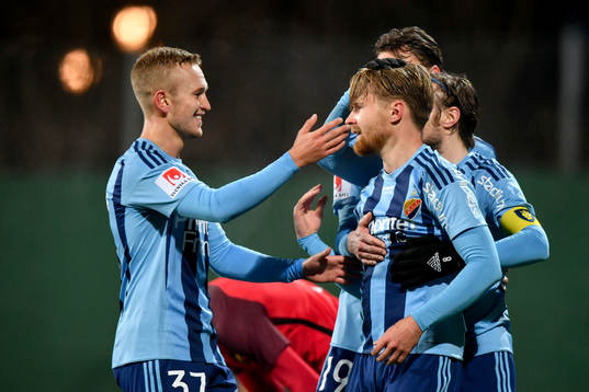 Djurgårdens Alexander Michel, Jacob Une Larsson och Kevin Walker jublar efter 0-2 av Une Larsson