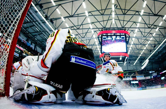 Luleås Joakim Hillding ser pucken passera målvakt Filip