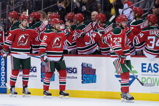 Devils Pavel Zacha, Jacob Josefson och Stefan Noesen jublar