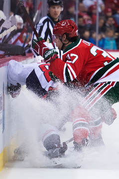 Capitals Nate Schmidt och Devils Pavel Zacha