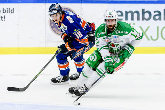 Rögles Taylor Matson jagas av Växjös Dennis Everberg