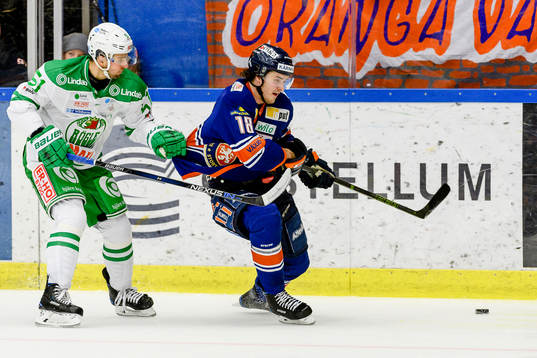 Växjös Dennis Everberg jagas av Rögles Dominik Granak