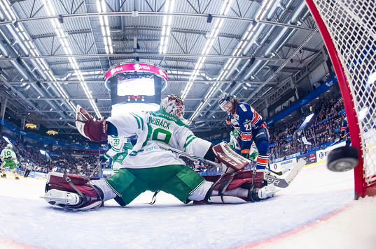 Växjös Ville Leino skjuter pucken i mål bakom Rögles