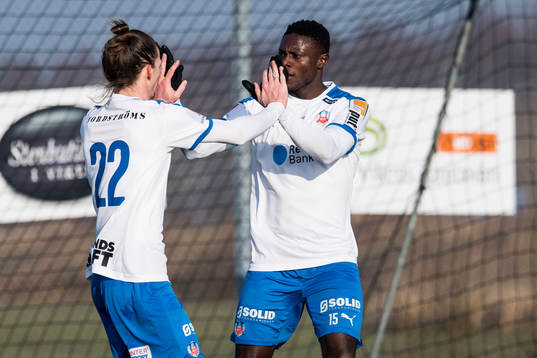 Helsingborg Jesper Lange och Oke Akpoveta jublar efter 1-0 målet