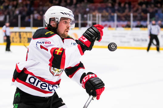 Malmö Redhawks Magnus Häggström tar ner pucken med handen