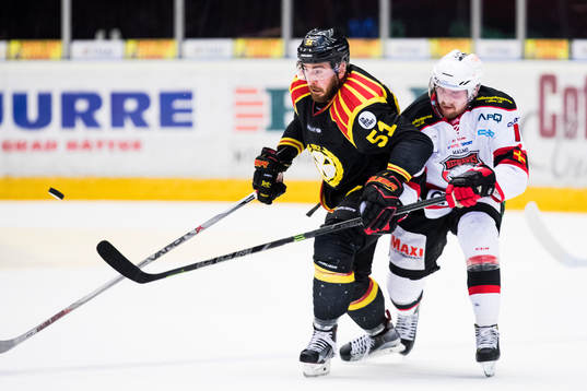 Brynäs Marc Zanetti i kamp om pucken med Malmö Redhawks