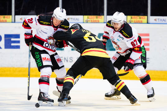 Malmö Redhawks Erik Forssell i kamp om pucken med Brynäs