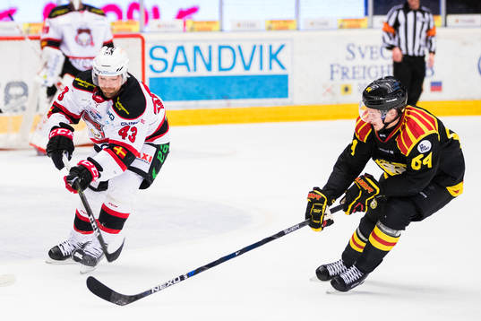 Malmö Redhawks Nichlas Hardt i kamp om pucken med Brynäs