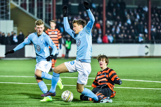 Malmö FFs Pave Vagic fälls i straffområdet av Helsingørs Morten Hegaard