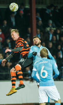 Malmö FFs Erdal Rakip och Oscar Lewicki mot Helsingørs Jonathan LåLå Nielsen