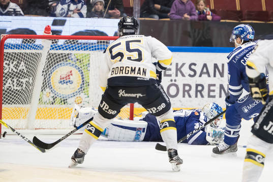 s Andreas Borgman och Eric Castonguay  i ishockeymatchen i