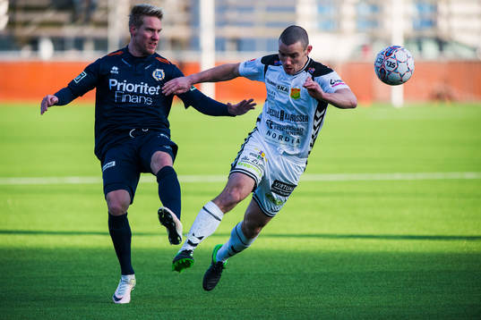 Utsiktens Marius Evensen och GAIS James Sinclair