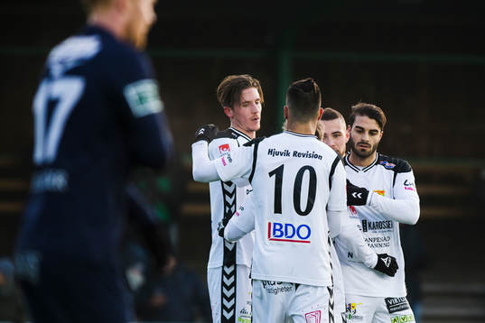 GAIS Daniel Janevski gjorde 1-0-målet och jublar med Luka Mijaljevic, Malkolm Moenza och Arvin Shojaee 