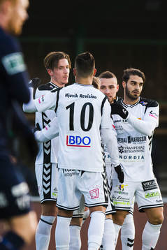 GAIS Daniel Janevski gjorde 1-0-målet och jublar med Luka Mijaljevic, Malkolm Moenza och Arvin Shojaee 